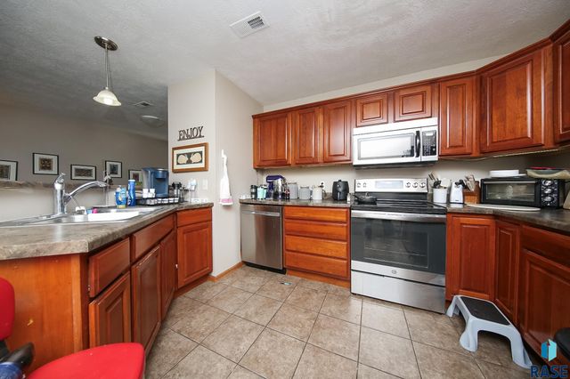 8600 W Grinn Pl Place, Sioux Falls, SD 57106