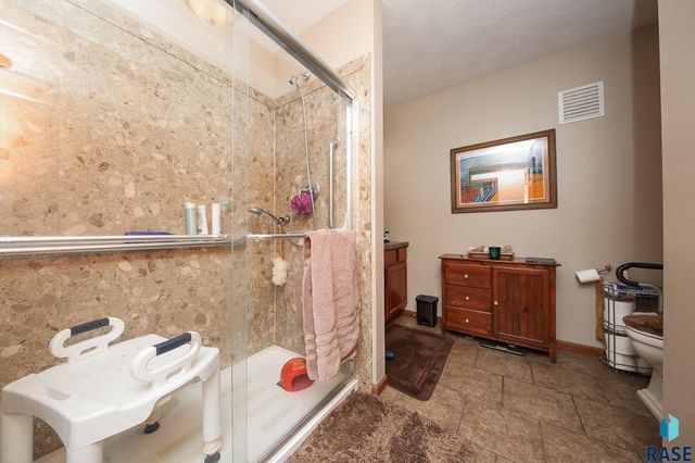 8600 W Grinn Pl Place, Sioux Falls, SD 57106