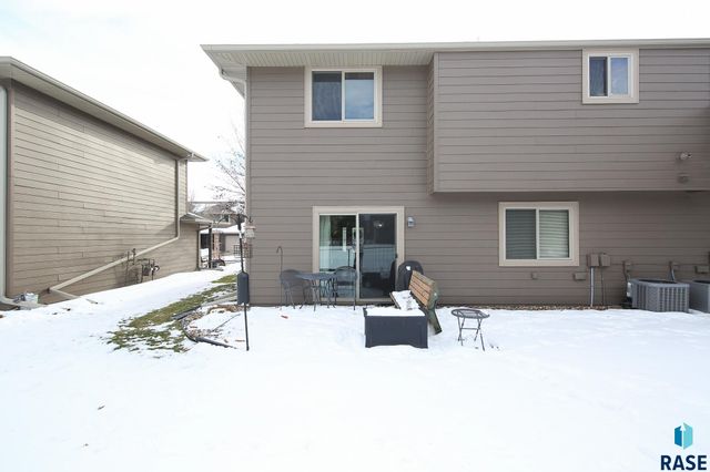 8600 W Grinn Pl Place, Sioux Falls, SD 57106