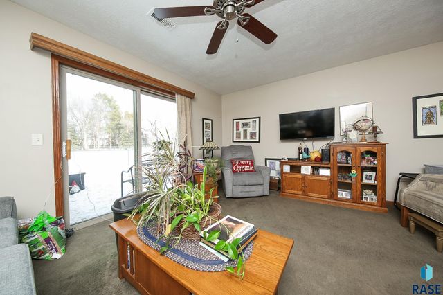 8600 W Grinn Pl Place, Sioux Falls, SD 57106