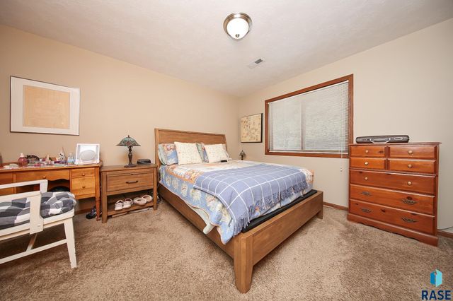 8600 W Grinn Pl Place, Sioux Falls, SD 57106