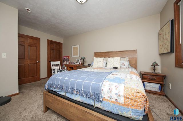 8600 W Grinn Pl Place, Sioux Falls, SD 57106