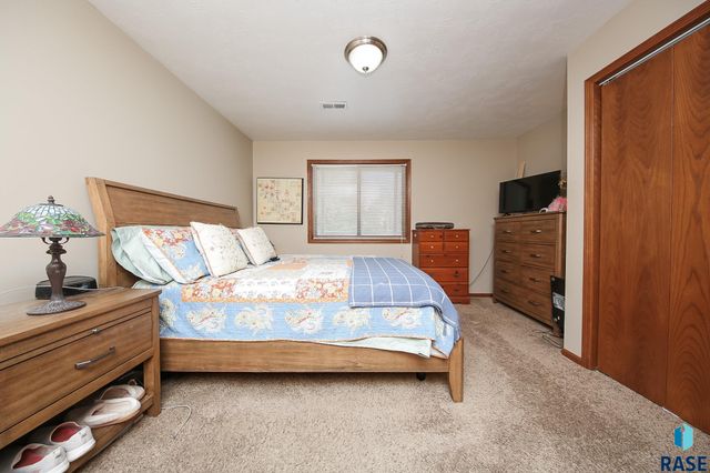 8600 W Grinn Pl Place, Sioux Falls, SD 57106