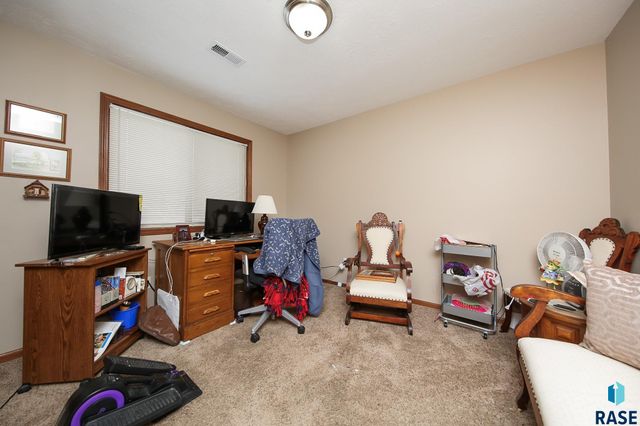 8600 W Grinn Pl Place, Sioux Falls, SD 57106