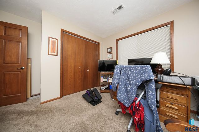 8600 W Grinn Pl Place, Sioux Falls, SD 57106