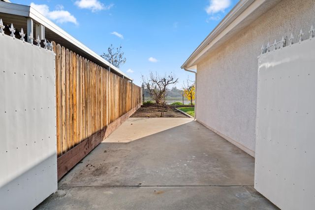 1673 E Cromwell Avenue, Fresno, CA 93720