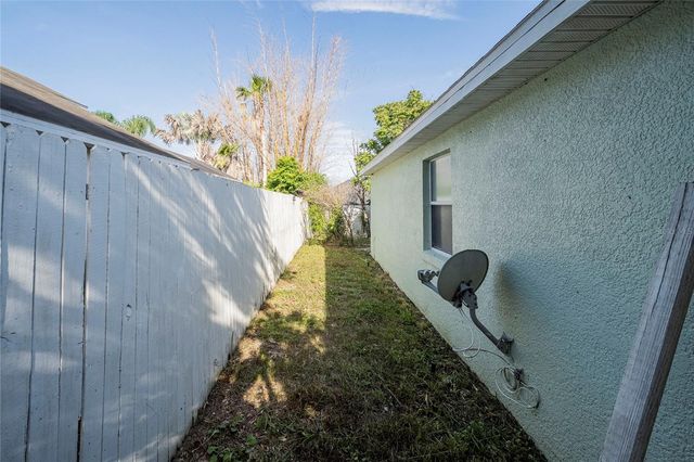 611 CHINA BERRY CIRCLE, Davenport, FL 33837