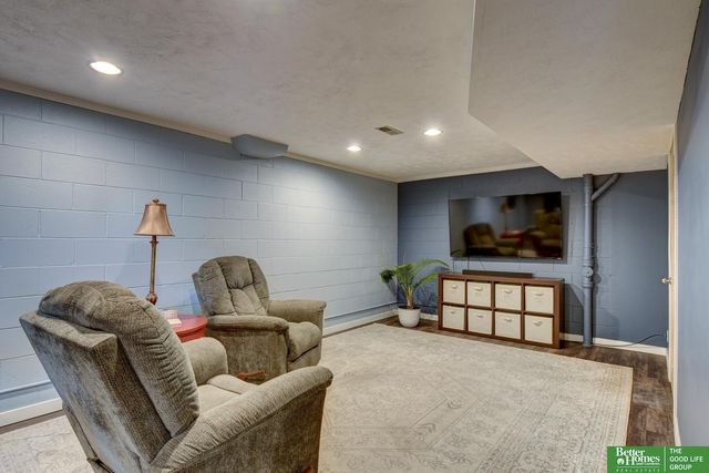 705 N 129 Plaza, Omaha, NE 68154