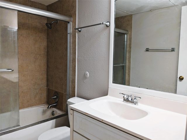 2100 Tanglewilde Street 421, Houston, TX 77063