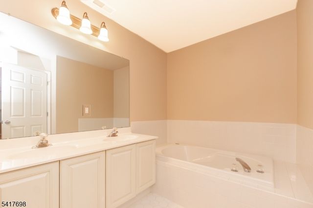 4 Eagles Nest Ln, Hardyston Twp., NJ 07419