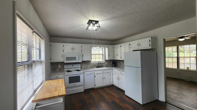 1825 Free Hill Rd, Celina, TN 38551