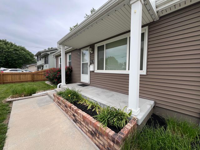 2708 AVENUE I, Council Bluffs, IA 51501