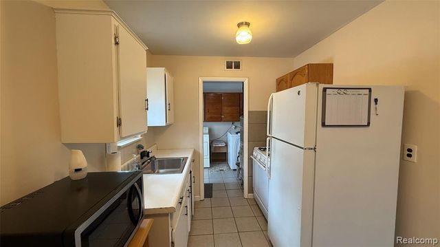 141 W Cornell Avenue, Pontiac, MI 48340