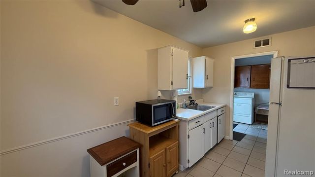 141 W Cornell Avenue, Pontiac, MI 48340