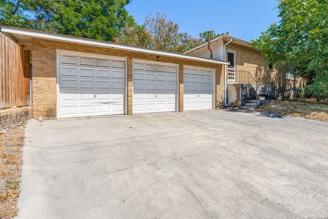 101 CANTERBURY HILL ST, Terrell Hills, TX 78209