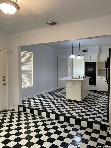 101 CANTERBURY HILL ST, Terrell Hills, TX 78209