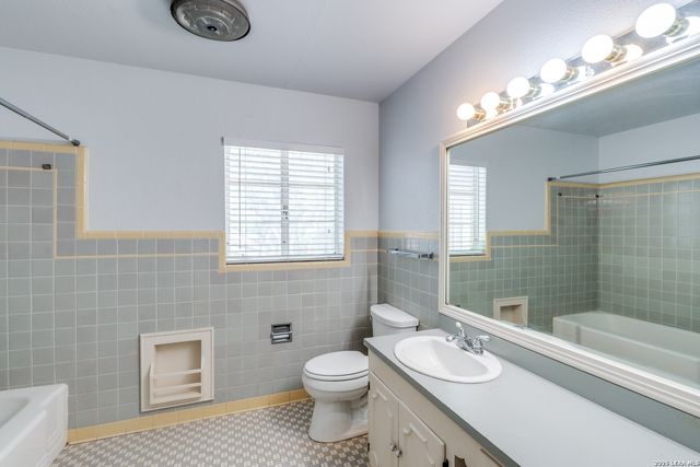 101 CANTERBURY HILL ST, Terrell Hills, TX 78209