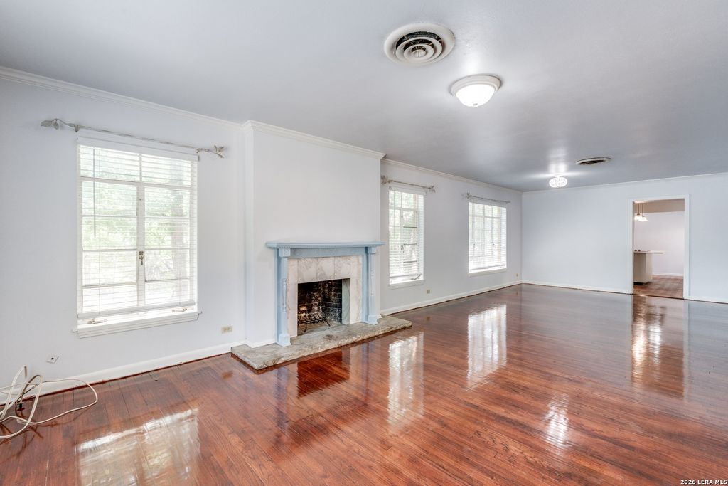 101 CANTERBURY HILL ST, Terrell Hills, TX 78209