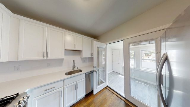 836 Canterbury St 2R, Boston, MA 02131
