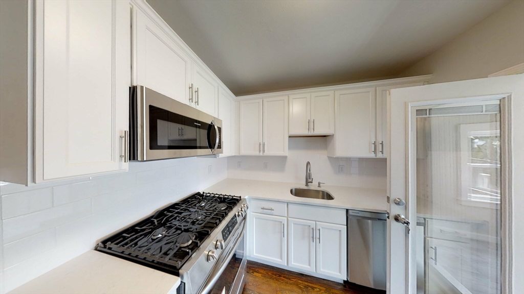 836 Canterbury St 2R, Boston, MA 02131