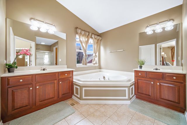 1044 Oakhill Drive, Aurora, IL 60502