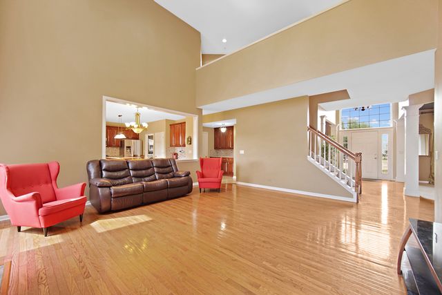 1044 Oakhill Drive, Aurora, IL 60502