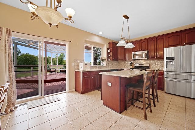 1044 Oakhill Drive, Aurora, IL 60502
