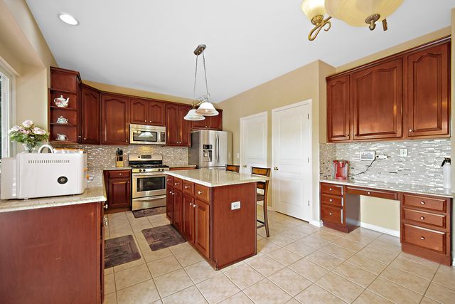 1044 Oakhill Drive, Aurora, IL 60502