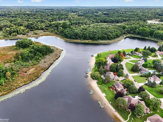 1269 Lake Valley Drive, Fenton Twp, MI 48430