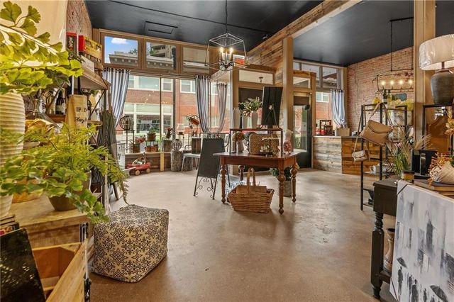 453-463 S Thompson Avenue, Excelsior Springs, MO 64024