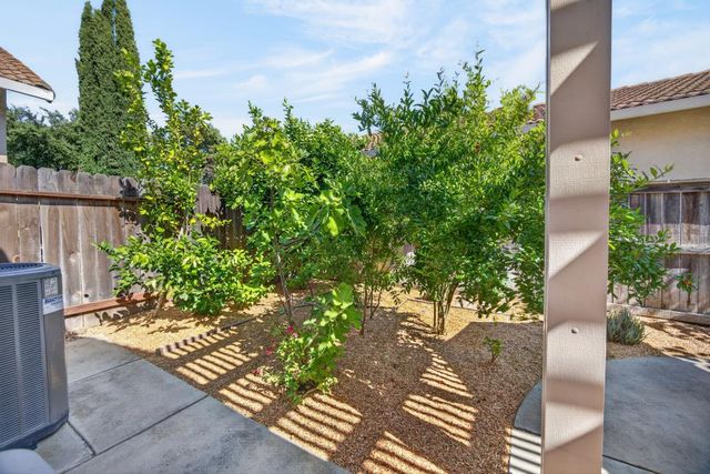 101 Aruba Cir, Sacramento, CA 95823