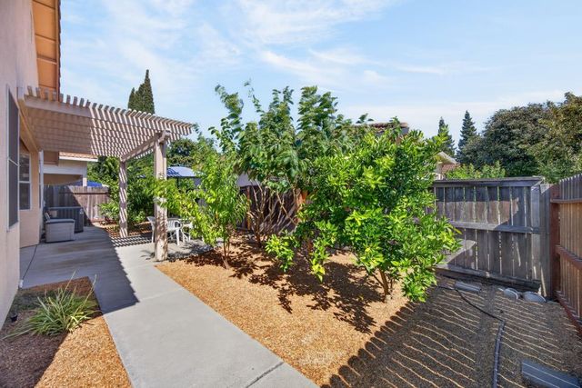 101 Aruba Cir, Sacramento, CA 95823