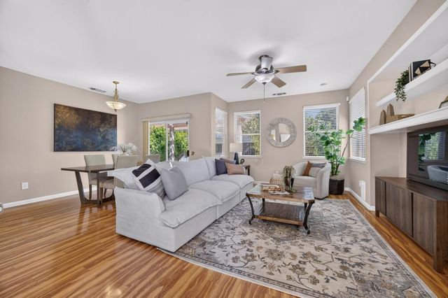 101 Aruba Cir, Sacramento, CA 95823
