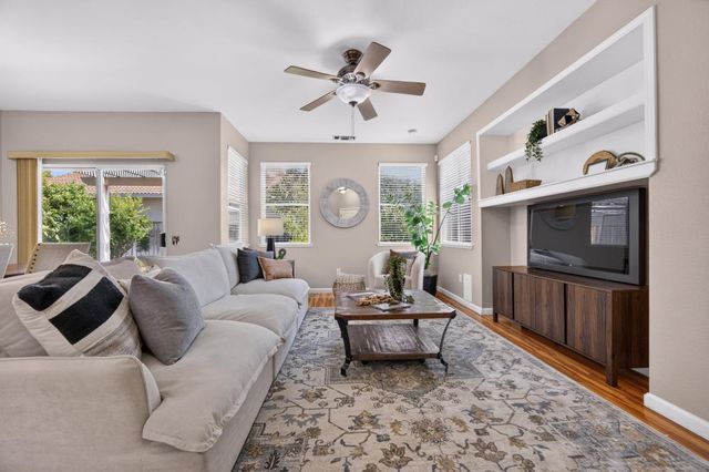 101 Aruba Cir, Sacramento, CA 95823