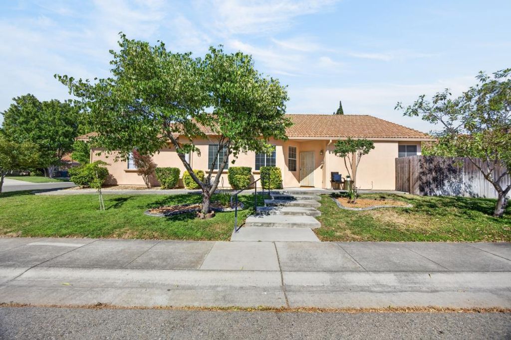 101 Aruba Cir, Sacramento, CA 95823