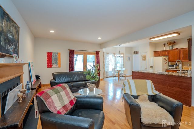 6 Barlow Court, Plainsboro, NJ 08536