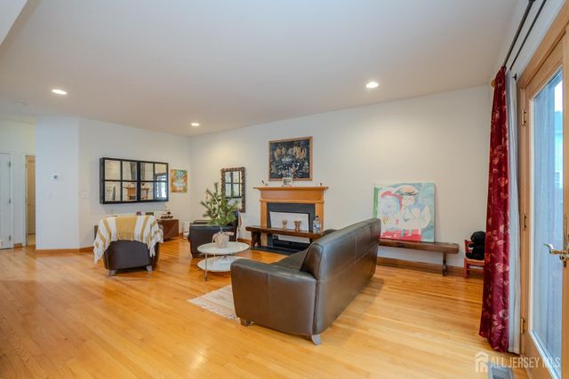 6 Barlow Court, Plainsboro, NJ 08536