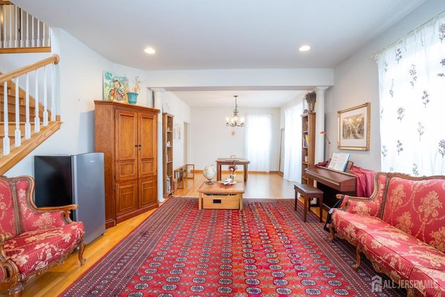 6 Barlow Court, Plainsboro, NJ 08536