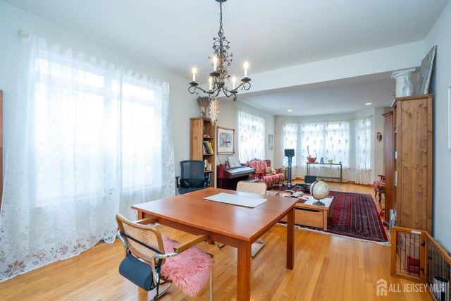 6 Barlow Court, Plainsboro, NJ 08536