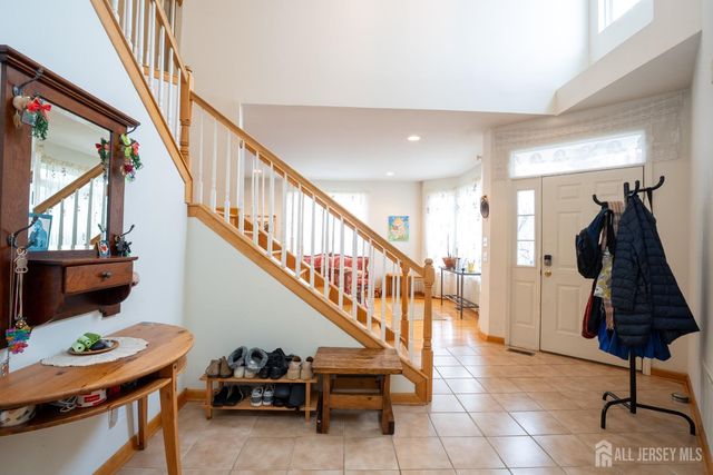 6 Barlow Court, Plainsboro, NJ 08536