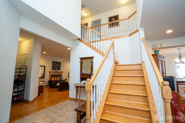 6 Barlow Court, Plainsboro, NJ 08536