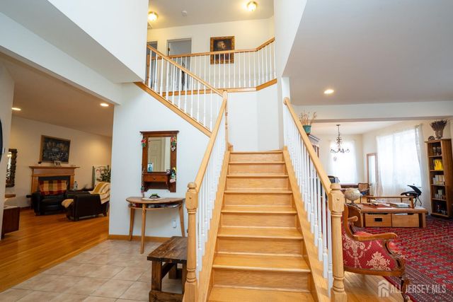 6 Barlow Court, Plainsboro, NJ 08536