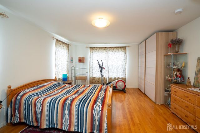 6 Barlow Court, Plainsboro, NJ 08536