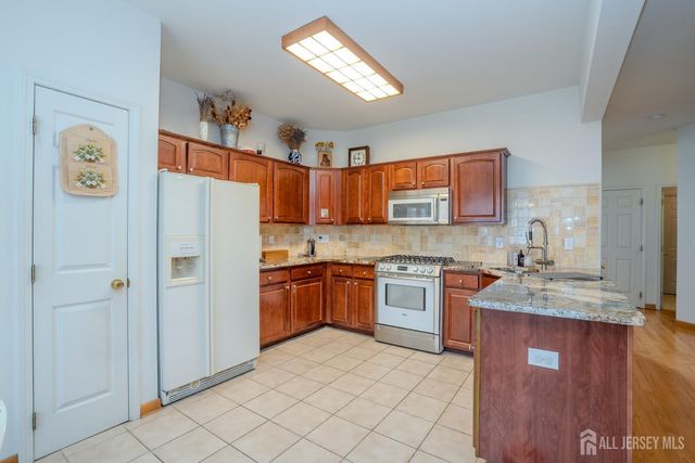 6 Barlow Court, Plainsboro, NJ 08536