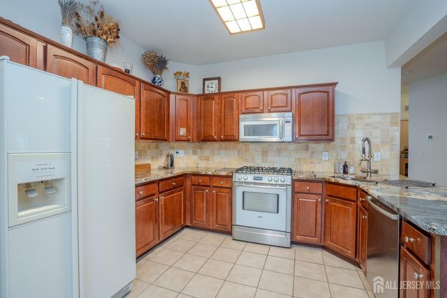 6 Barlow Court, Plainsboro, NJ 08536