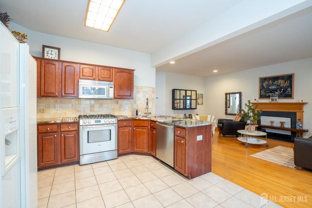 6 Barlow Court, Plainsboro, NJ 08536