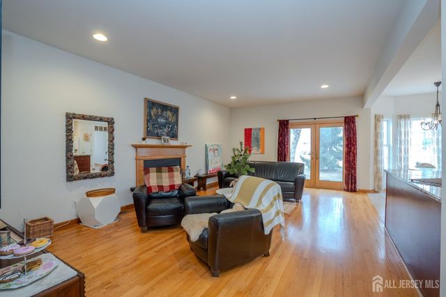 6 Barlow Court, Plainsboro, NJ 08536