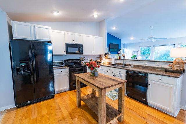 6860 Cypress Bay Drive, Kalamazoo, MI 49009