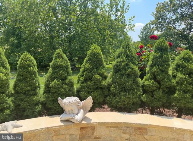 33 LOUISA BEALL LN, Charles Town, WV 25414