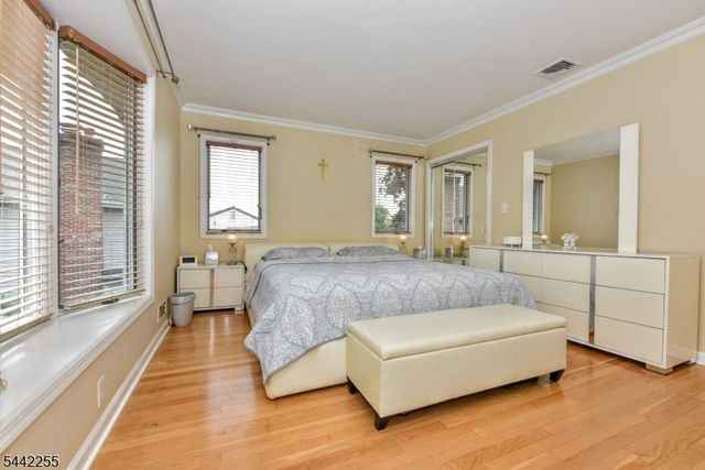 380 Shea Dr, New Milford Boro, NJ 07646